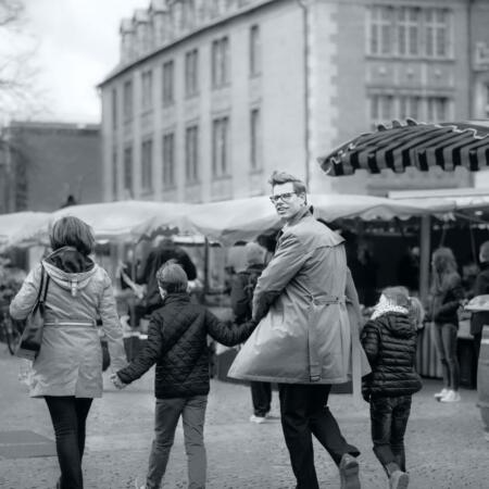 Image Motiv Markt mit Familie - Schomburg · Rother · Schumacher